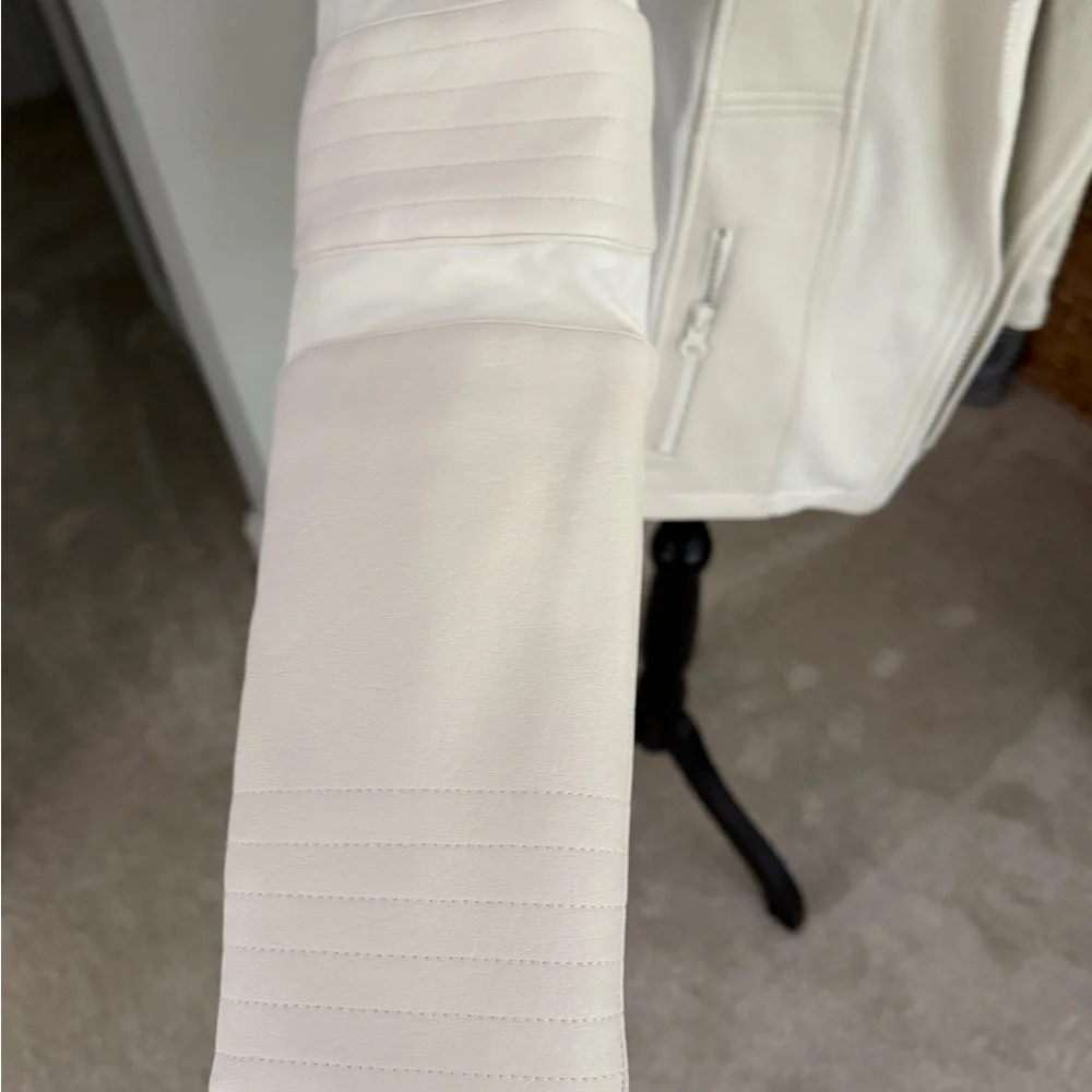 blanc noir crisp white